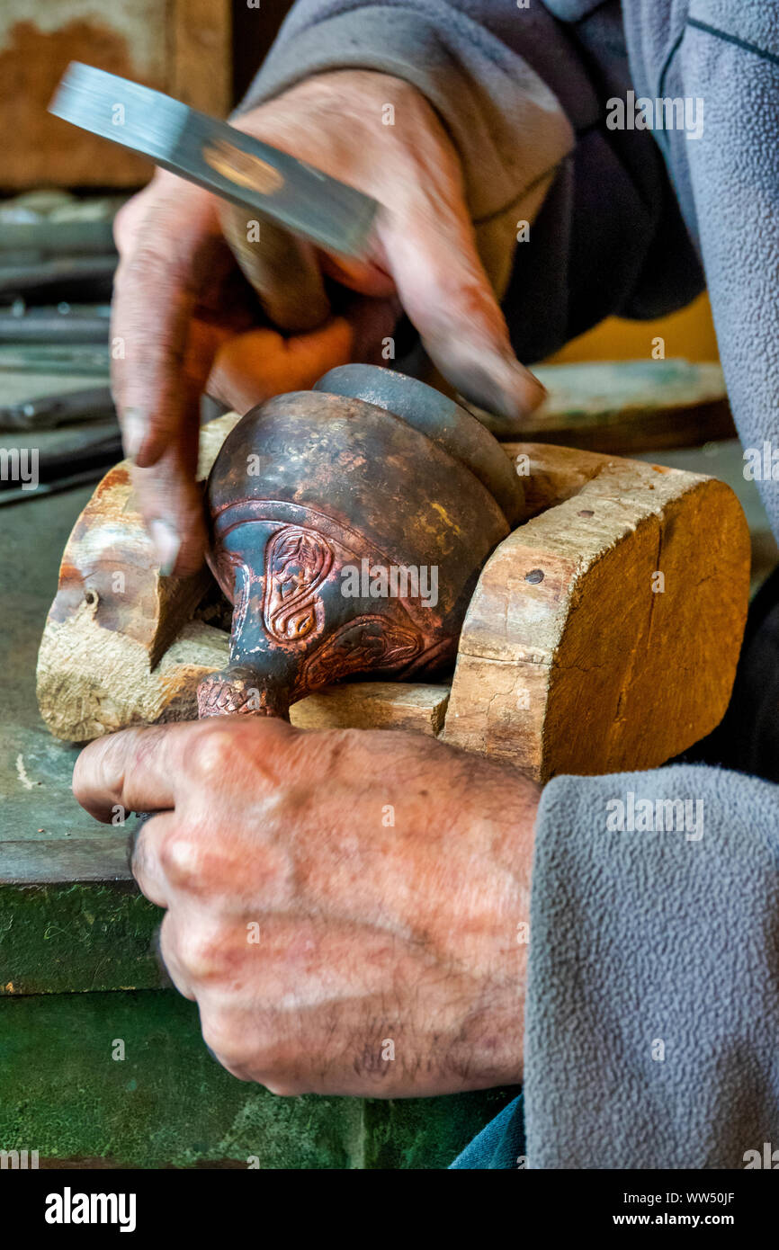 Artisan au travail dans un atelier de cuivre dans la région de Lahij, Azerbaïdjan Banque D'Images