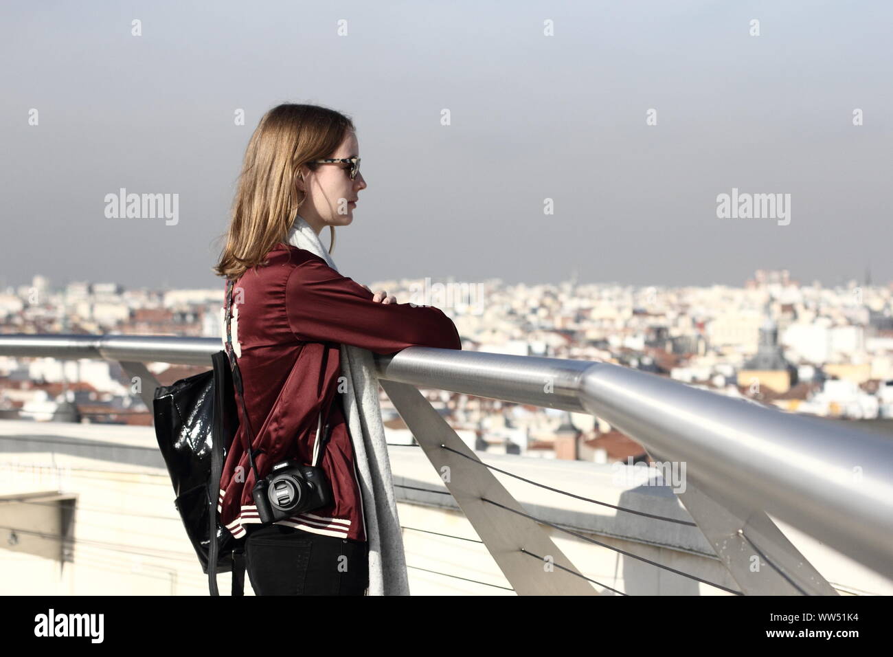 Une jeune femme à la recherche sur Madrid, Banque D'Images