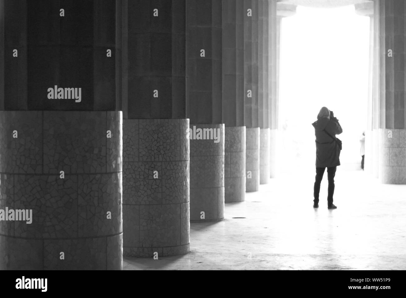Une personne prenant des photos dans la colonne de la Parc Guell, Banque D'Images