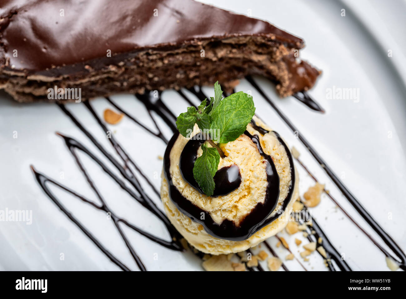 Balle Jaune Creme Glace Au Chocolat Avec Garniture Et Tranche De Gateau Au Chocolat Formant Un Dessert Gastronomique Photo Stock Alamy