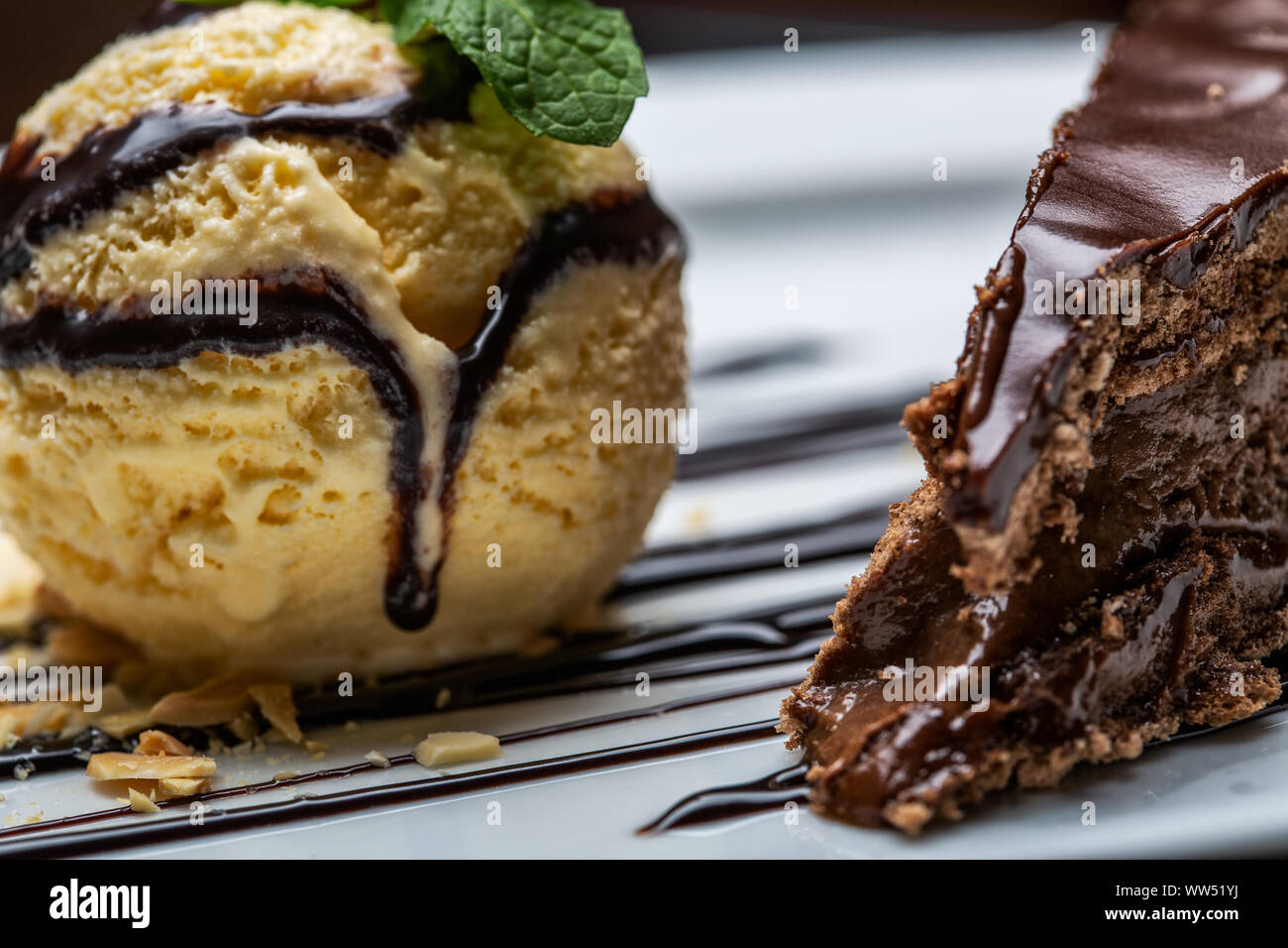 Balle Jaune Creme Glace Au Chocolat Avec Garniture Et Tranche De Gateau Au Chocolat Formant Un Dessert Gastronomique Photo Stock Alamy