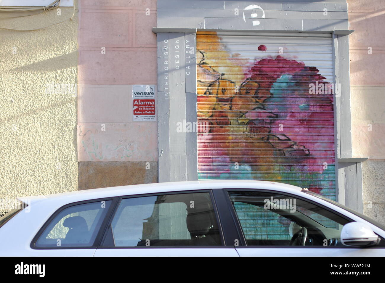 Couleurs à un obturateur fermé et une voiture blanche, toit Banque D'Images