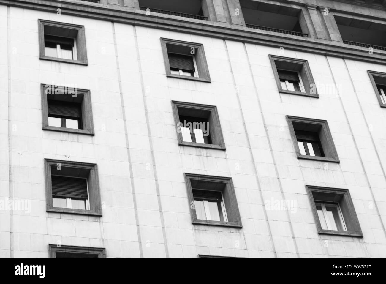 Un mur d'une maison avec beaucoup de fenêtres à Saragosse, Banque D'Images