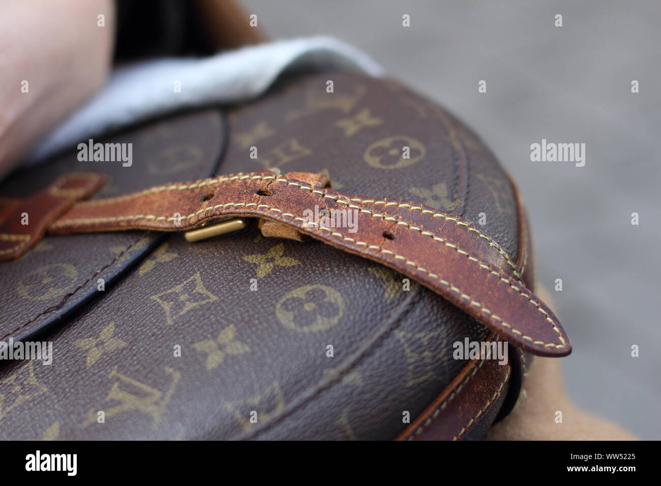 Un vieux sac de Louis Vuitton Photo Stock - Alamy