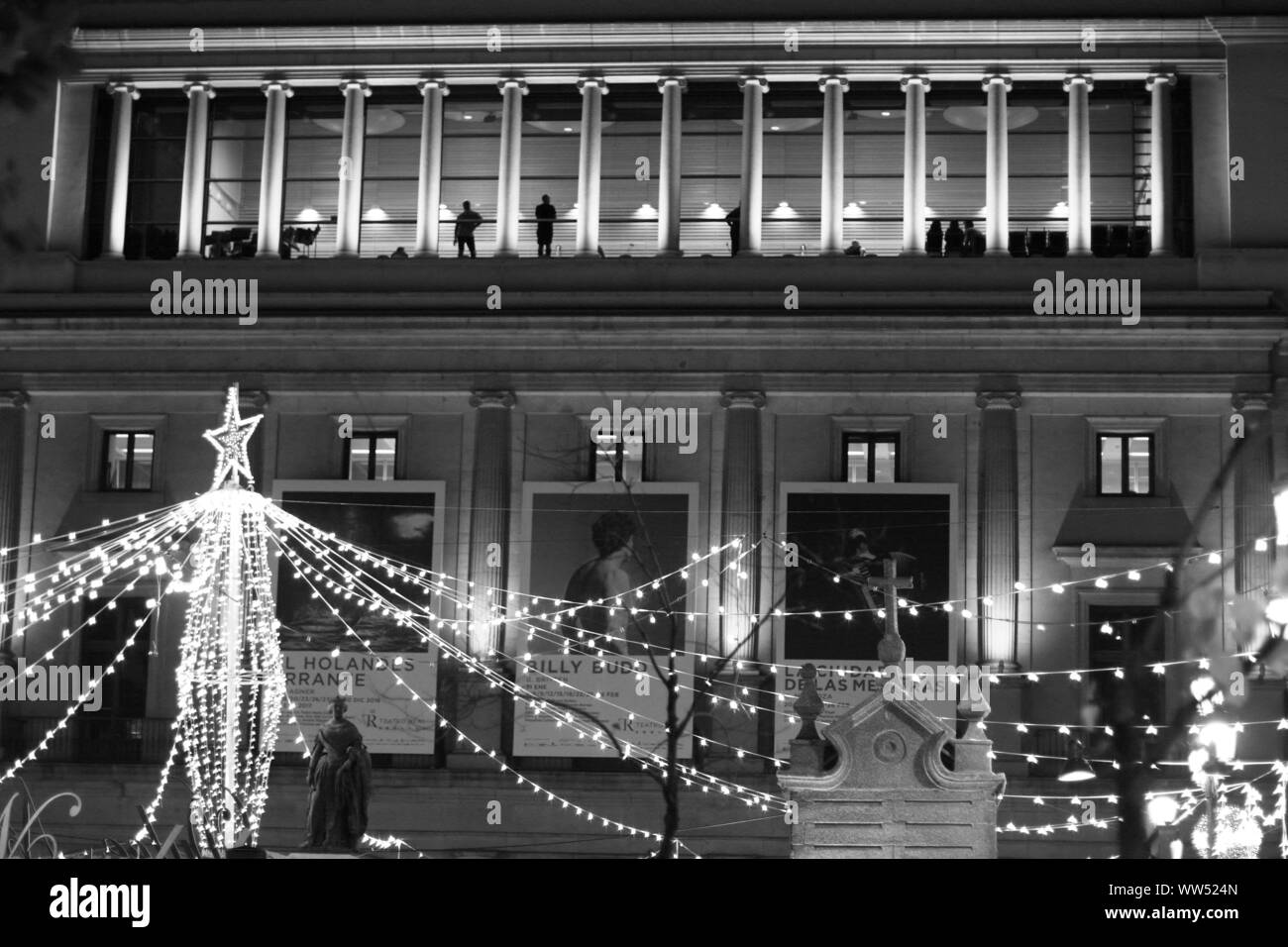 Décoration de Noël devant un grand théâtre à Madrid, Banque D'Images