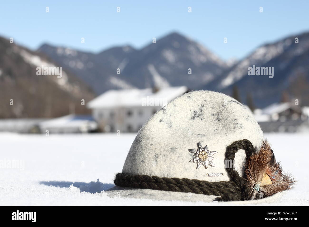 Traditionnel bavarois hat dans le panorama alpin, Banque D'Images