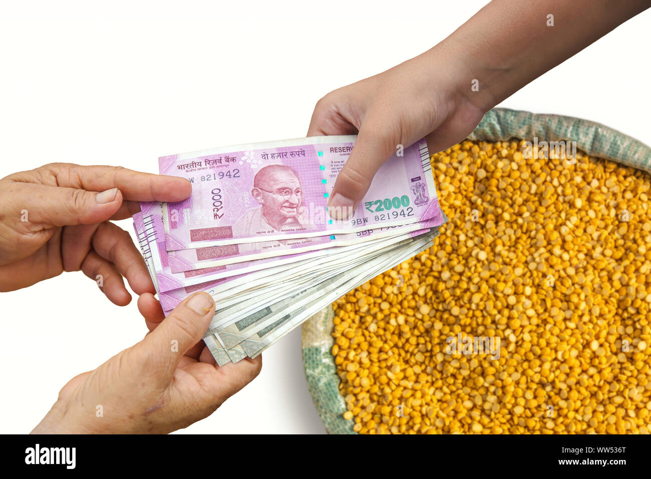 Donner la main 500 Indiens et de 2000 sur les billets de banque en roupies, sac de jute rempli de pois chiches, Pois cassés, Chana jaune Pois chiches Lentilles séchées ou Toor Dal. Banque D'Images