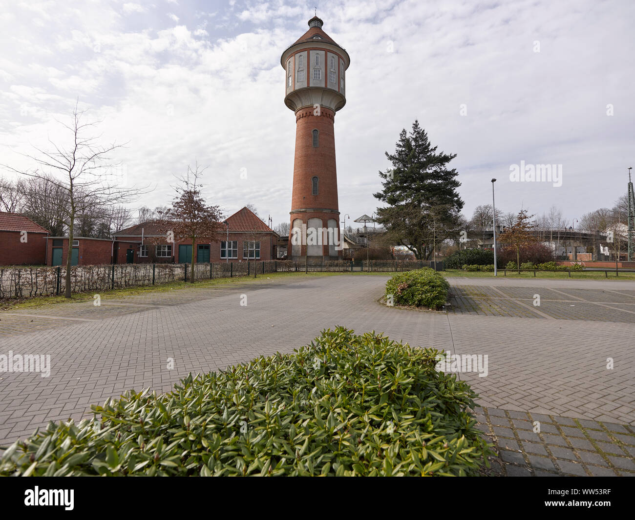 Lingen, château d'eau avec parking en face de c Banque D'Images
