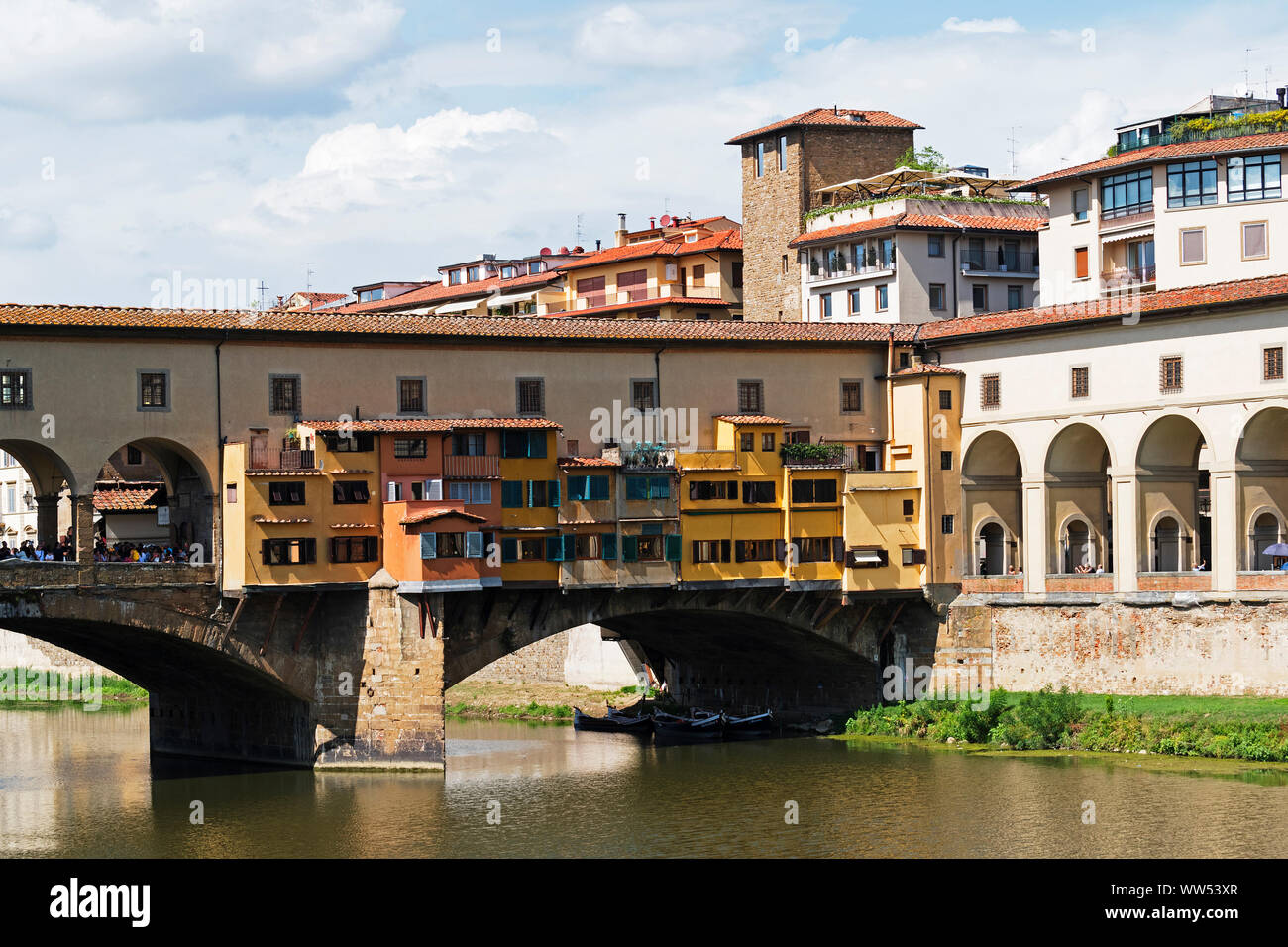 La cité médiévale Ponte vecchio enjambe la rivière Arno à Florence, Toscane, Italie. Banque D'Images