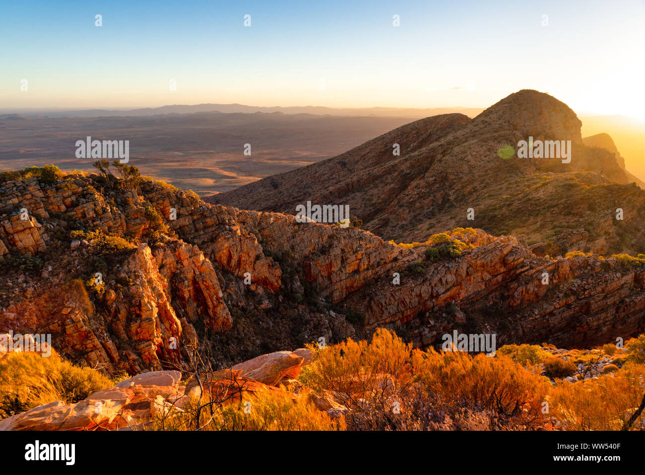 Mt sonder au lever du soleil, à l'Ouest MacDonnell National Park, Territoire du Nord, Australie Banque D'Images