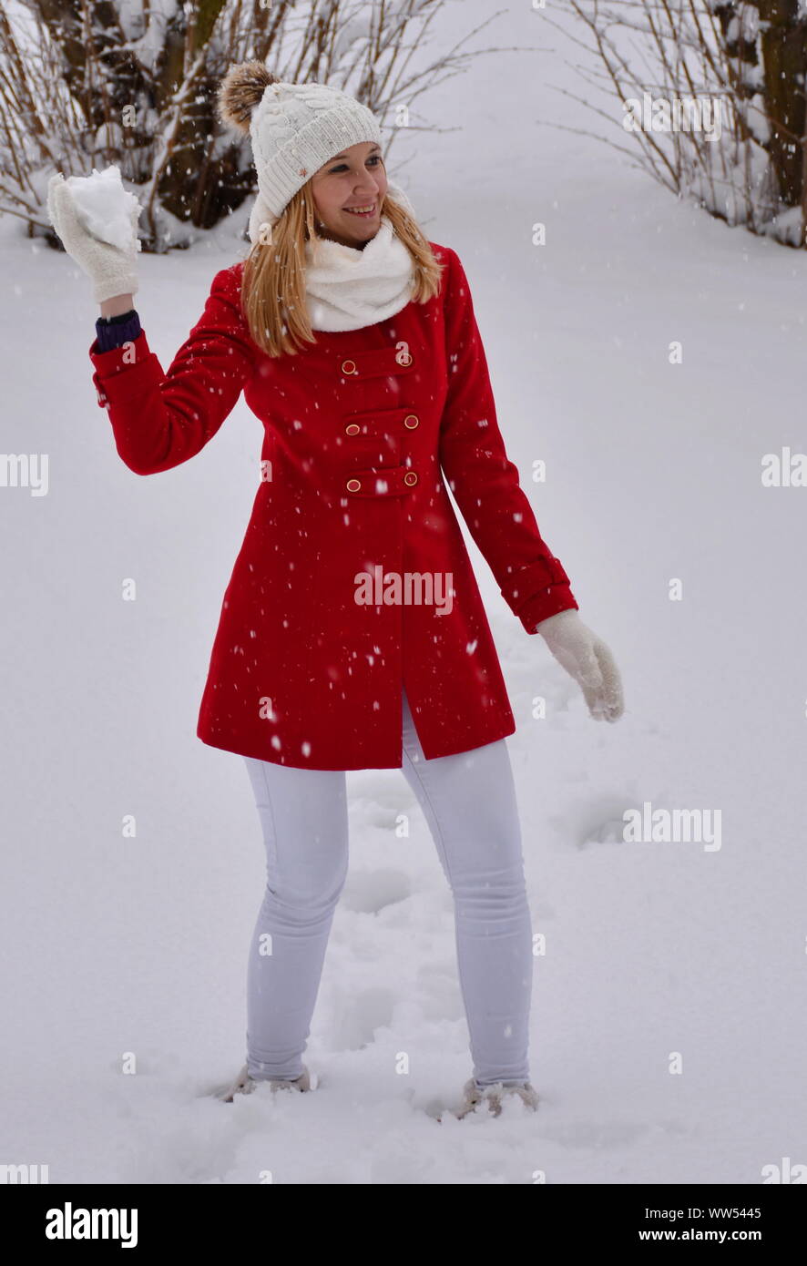Portrait de la jeune femme s'amuser avec la neige Banque D'Images