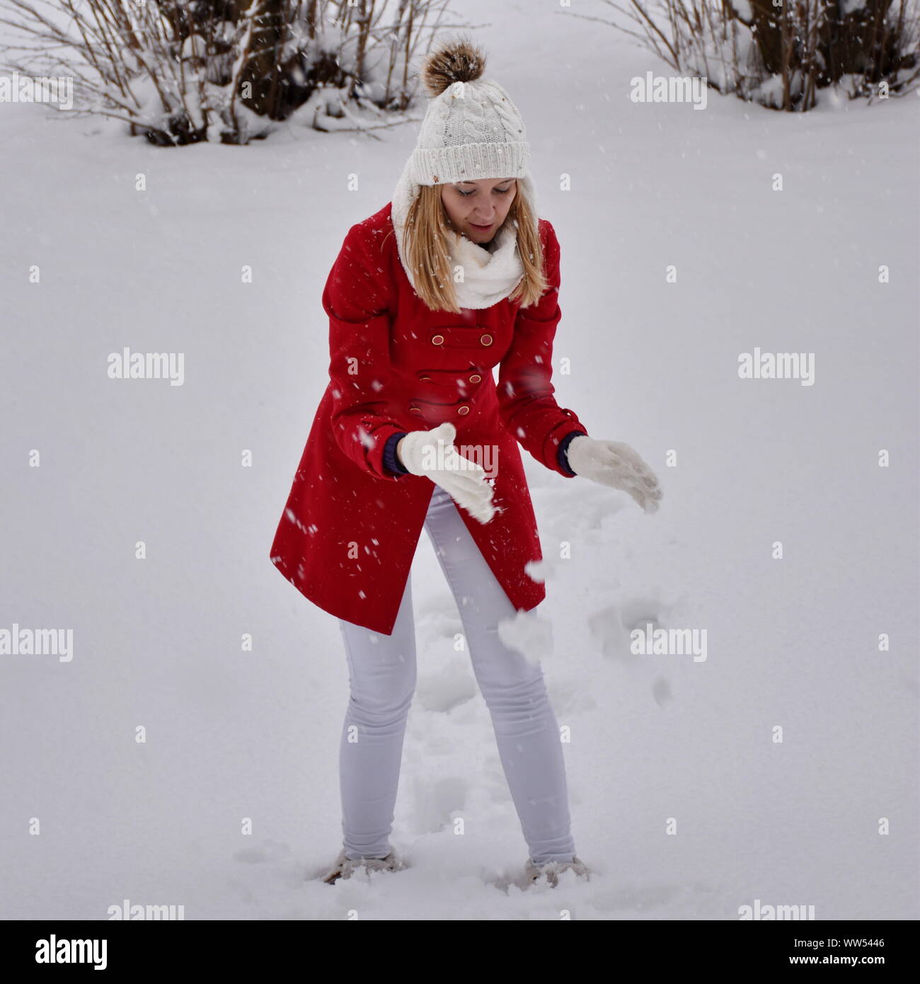 Portrait de la jeune femme s'amuser avec la neige Banque D'Images