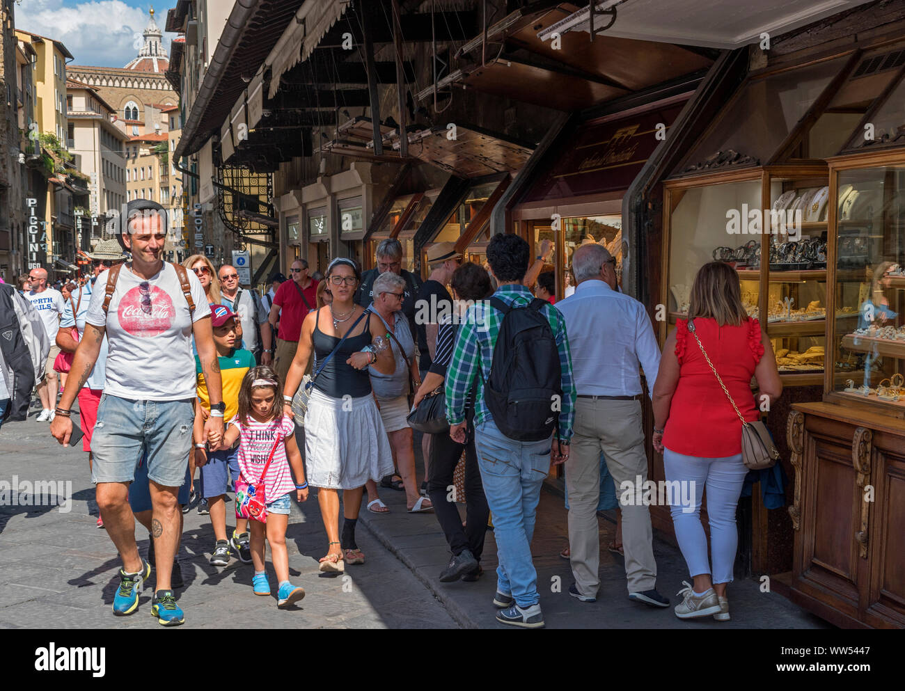 Les visiteurs et touristes shopping sur le ponte vacchio à florence, toscane, italie. Banque D'Images