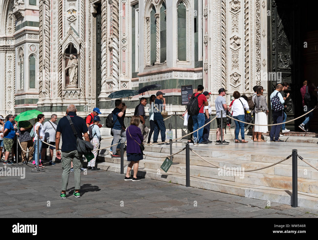 Visiteurs Touristes en attente à l'entrée de Santa Maria del Fiore, la cathédrale de florence, toscane, italie. Banque D'Images