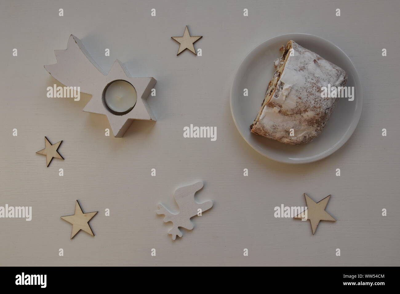 Mise à plat de Noël avec du pain de Noël et décoration de Noël sur fond blanc Banque D'Images