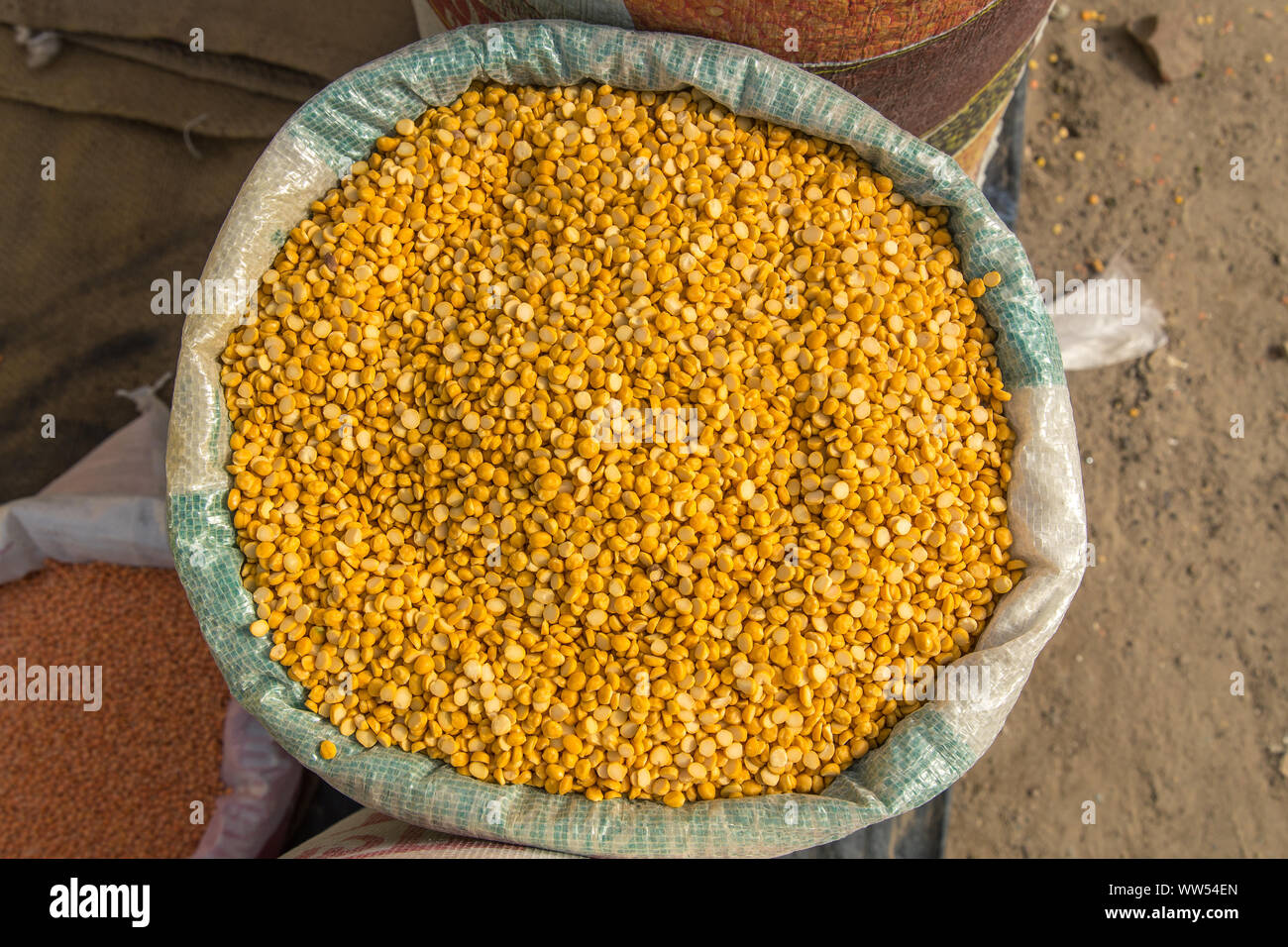 Jute, sac plein de pois chiche Split connu aussi sous le nom de Chana Dal, Chana jaune Pois cassés, lentilles pois chiches secs ou Toor Dal. Banque D'Images