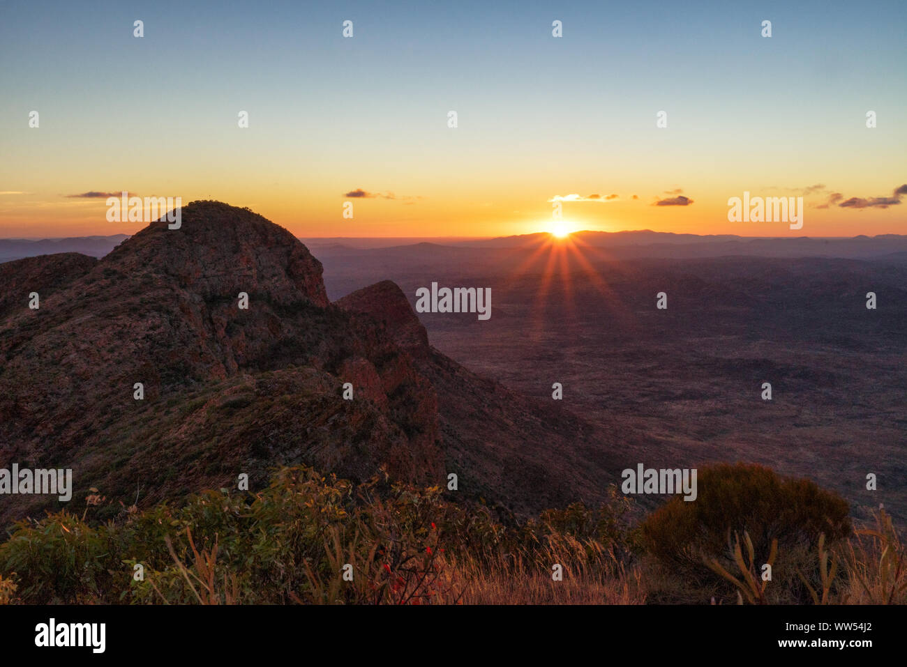 Mt sonder au lever du soleil, à l'Ouest MacDonnell National Park, Territoire du Nord, Australie Banque D'Images