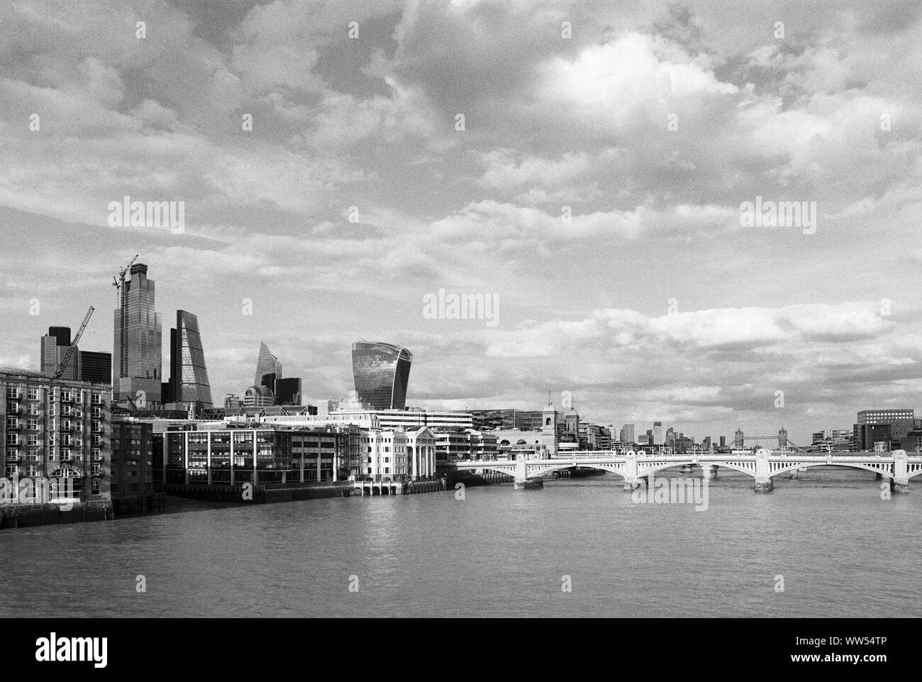Ville de London et de Southwark Bridge, à l'Est le long de la Tamise, au Royaume-Uni, avec le Tower Bridge dans la distance Banque D'Images