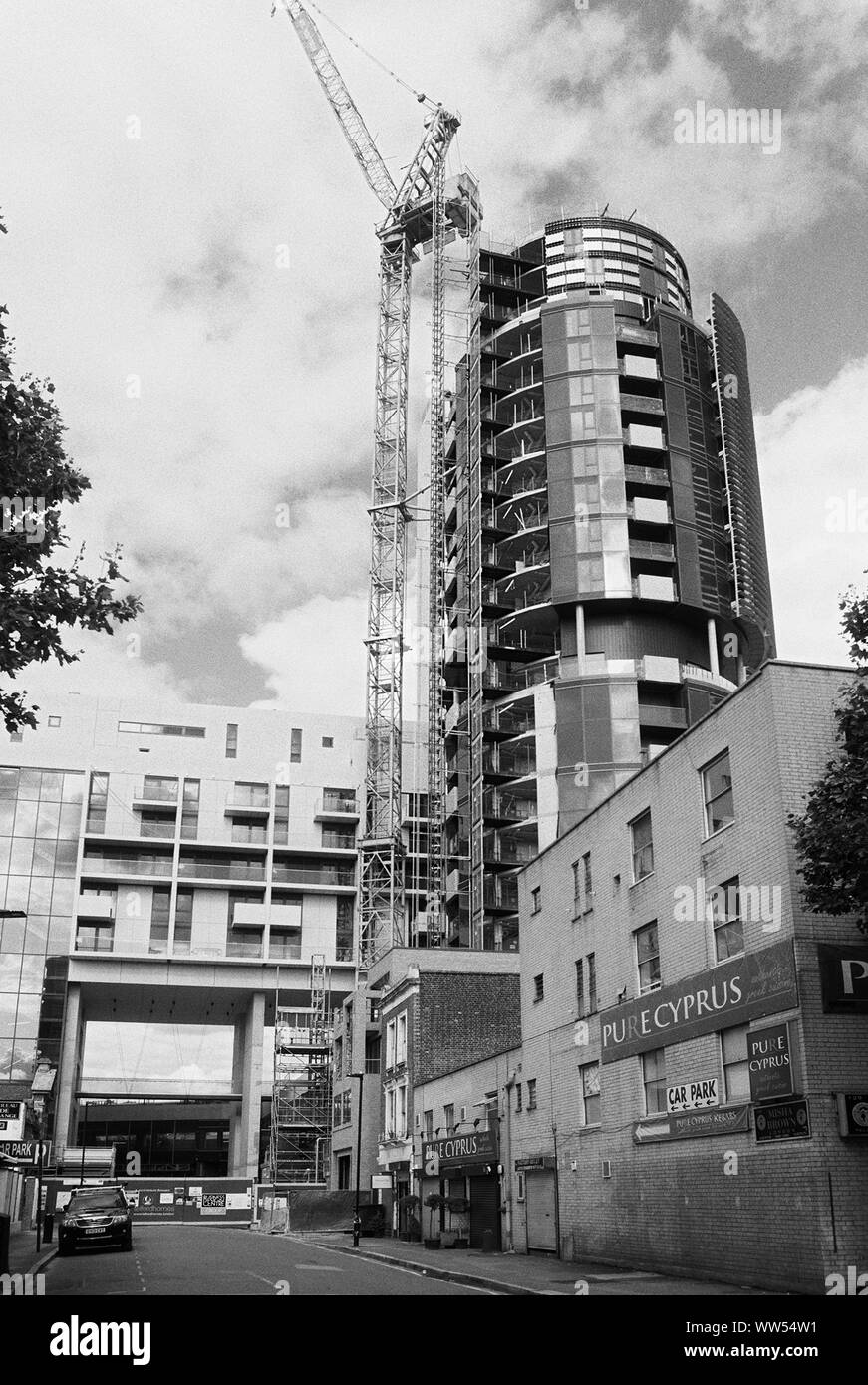 La nouvelle ville Amérique du complexe d'appartements de luxe en construction à Finsbury Park, au nord de Londres, vu de Fonthill Road Banque D'Images