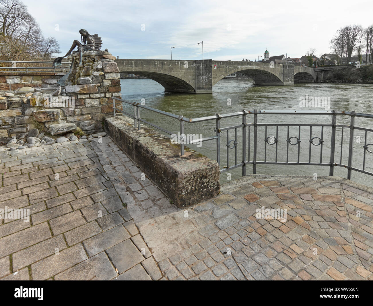 Rheinfelden, pont sur la rivière et la promenade de la rive Banque D'Images