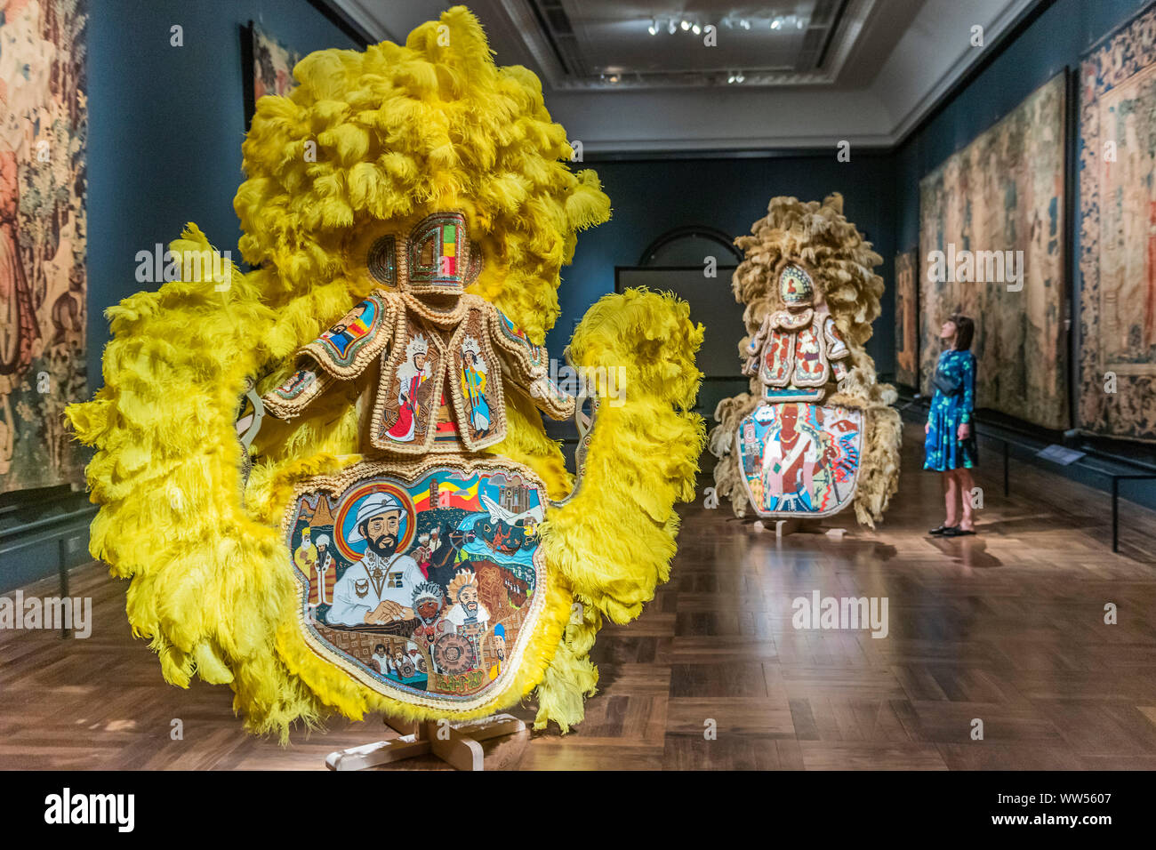 Londres, Royaume-Uni. 13 Sep, 2019. Masquage de la culture noire : Grand Chef Demond Melancon des jeunes chasseurs Seminole met à des Indiens du Mardi Gras sur l'affichage pour la première fois à l'extérieur des États-Unis. - London Design Festival revient dans la capitale pour sa 17e année. Le V&A Museum est le festival officiel hub pour la 11e année et est l'hôte d'une série de projets spécialement commandées par des designers de renommée internationale. Crédit : Guy Bell/Alamy Live News Banque D'Images