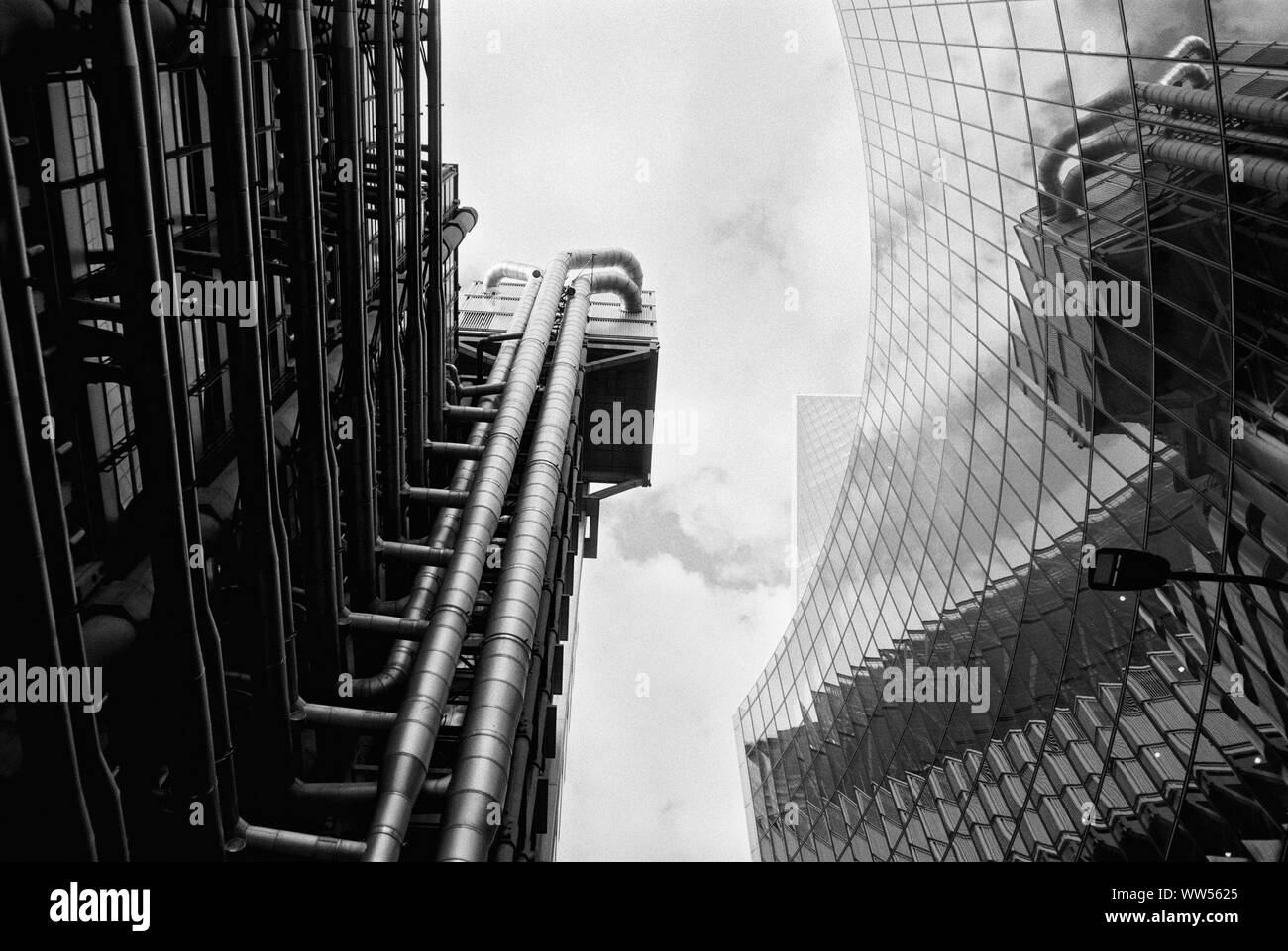 L'extérieur de la Lloyds building dans la ville de London, UK, regardant vers le haut Banque D'Images