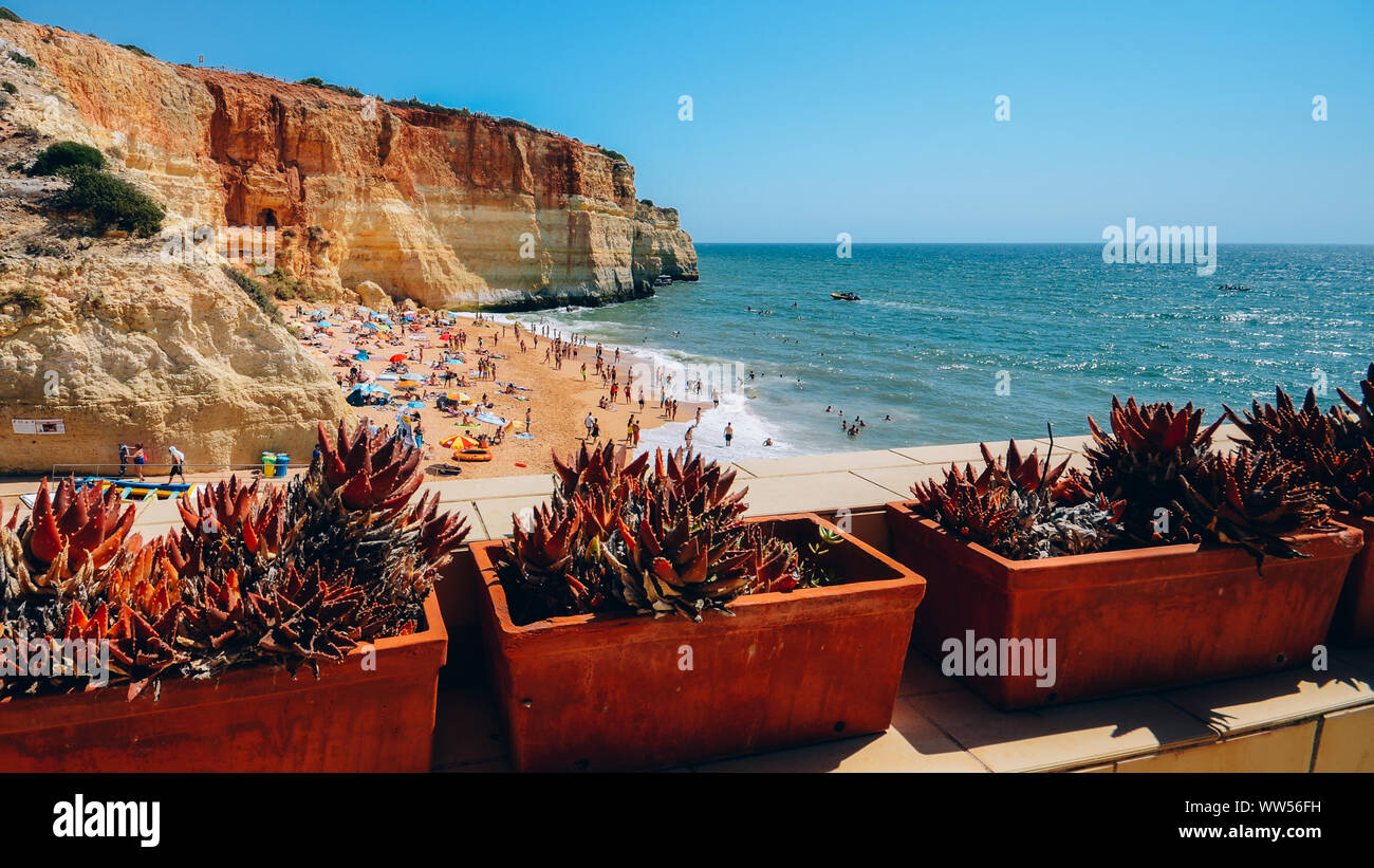 À la plage la plage de Benagil, Algarve, Portugal Banque D'Images