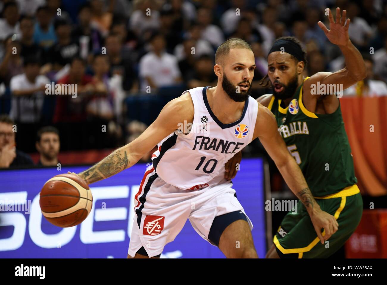 Joueur de basket-ball professionnel français Evan Fournier, gauche, conserve la balle au deuxième tour de groupe L 2019 Coupe du Monde de Basket-ball de la FIBA à Nanjing, Jiangsu province de Chine orientale, le 9 septembre 2019. Banque D'Images