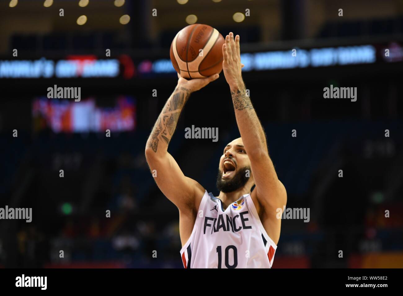 Joueur de basket-ball professionnel français Evan Fournier passe à la marque à la deuxième série de basket-ball FIBA 2019 Groupe G Coupe du Monde à Shanghai, la Chine de l'est de la province de Jiangsu, 9 septembre 2019. Banque D'Images