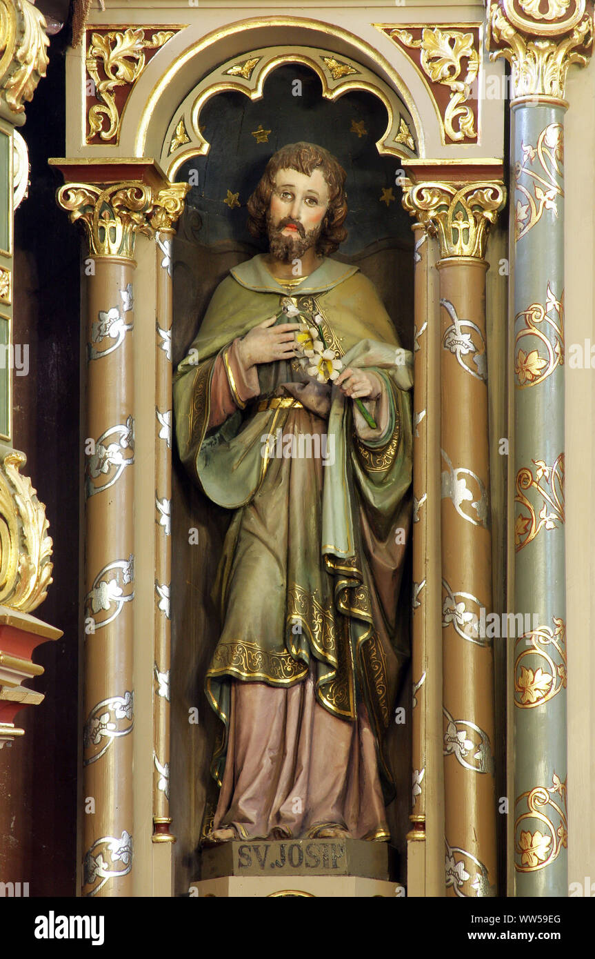 Saint Joseph, statue sur l'autel de la Visitation de Marie dans l'église Saint Pierre à Ivanic Grad, Croatie Banque D'Images Saint Joseph, statue sur l'autel de la Visitation de Marie dans l'église Saint Pierre à Ivanic Grad, Croatie Banque D'Images