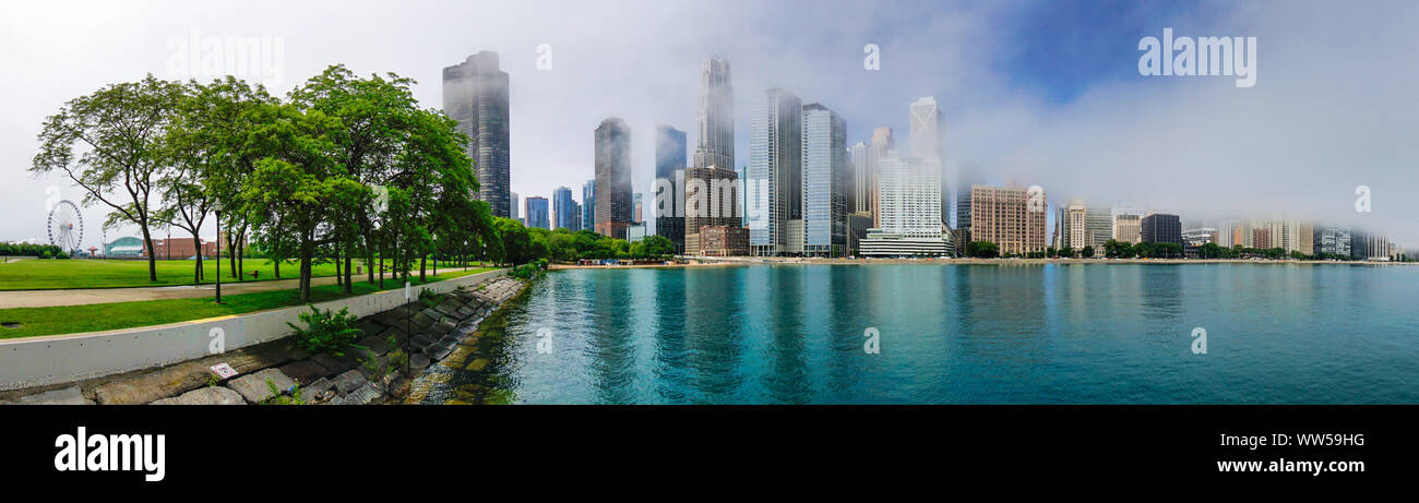 Sur les toits de la ville dans le brouillard, Chicago, Illinois, United States Banque D'Images