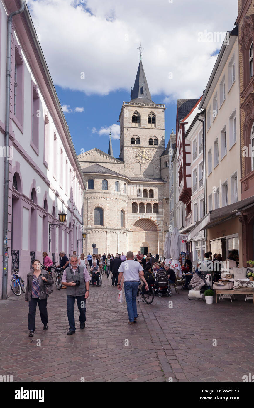 Zone piétonne, église cathédrale Saint-Pierre et église Notre-Dame, du patrimoine culturel mondial de l'UNESCO, Trèves, Rhénanie-Palatinat, Allemagne Banque D'Images