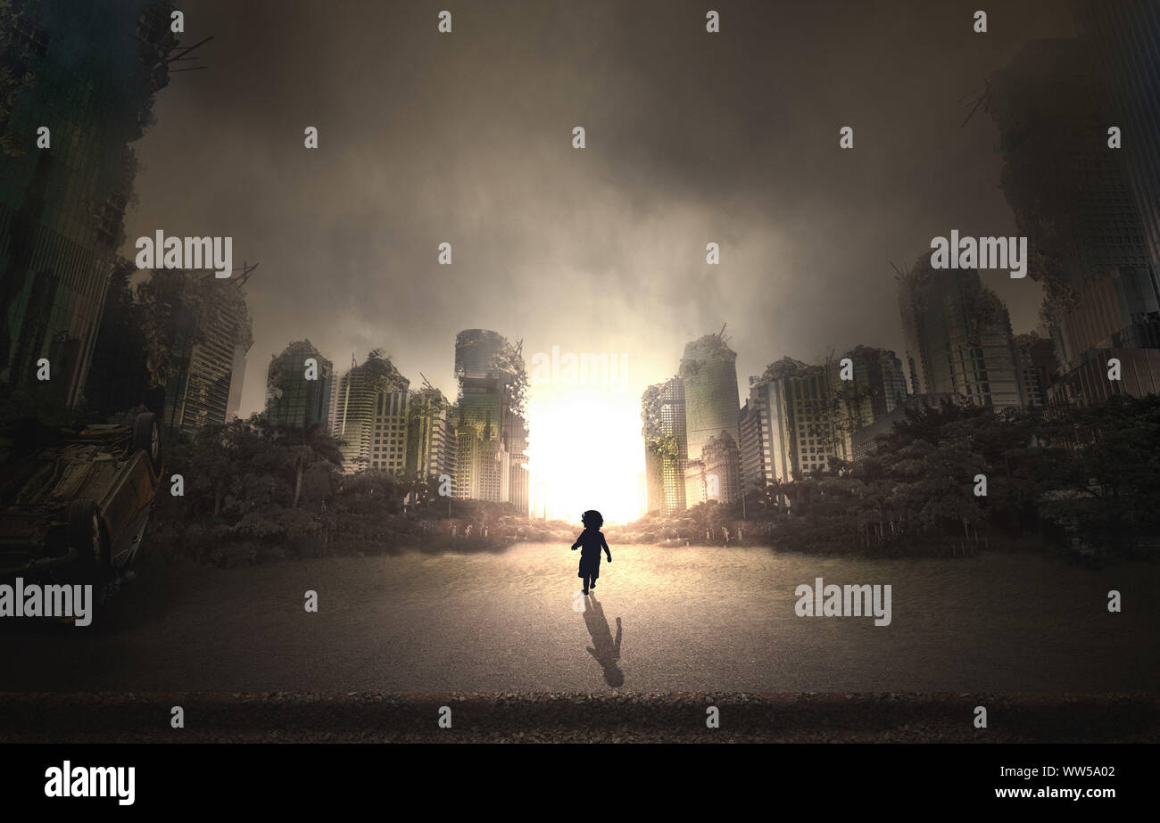 Ville détruite et un enfant marche Banque D'Images