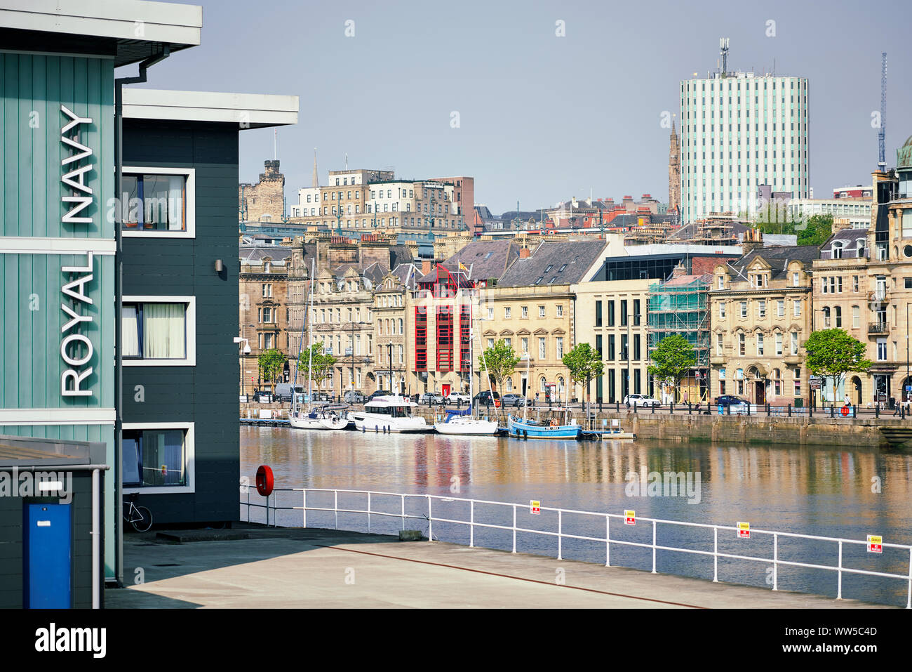 GATESHEAD, Angleterre, Royaume-Uni - Mai 08, 2018 : Vues de Newcastle Quayside de la Marine royale, centre de formation à Gateshead. Banque D'Images