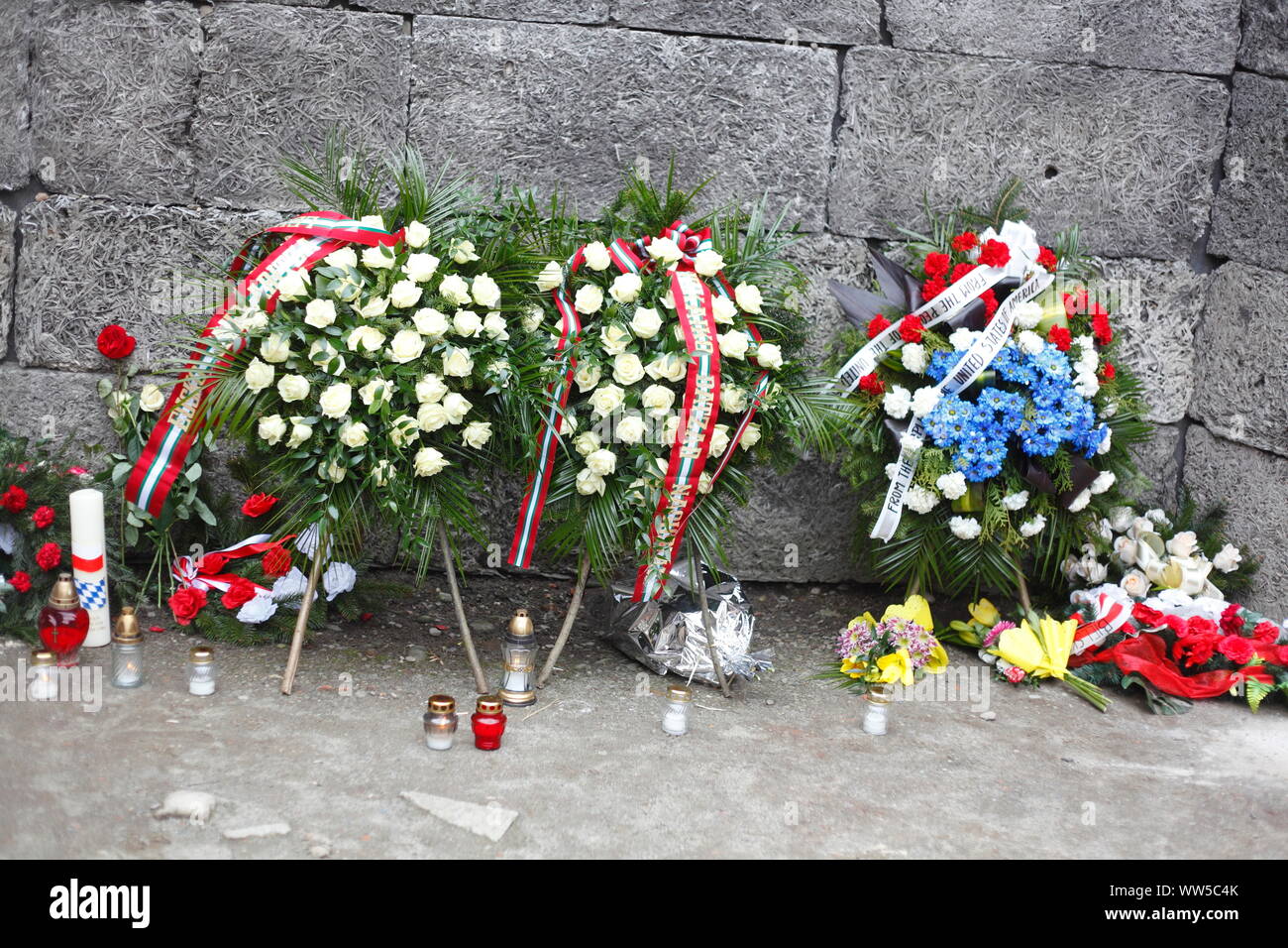Mur commémoratif avec des couronnes de fleurs, camp de la mort Auschwitz I, Auschwitz, la Petite Pologne, la Pologne, l'Europe Banque D'Images
