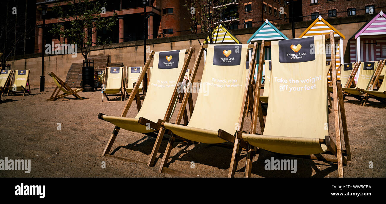NEWCASTLE Upon Tyne, Angleterre, Royaume-Uni - Mai 08, 2018 : transats au bord de Thomas Cook sur le site Newcastle Quayside. Banque D'Images