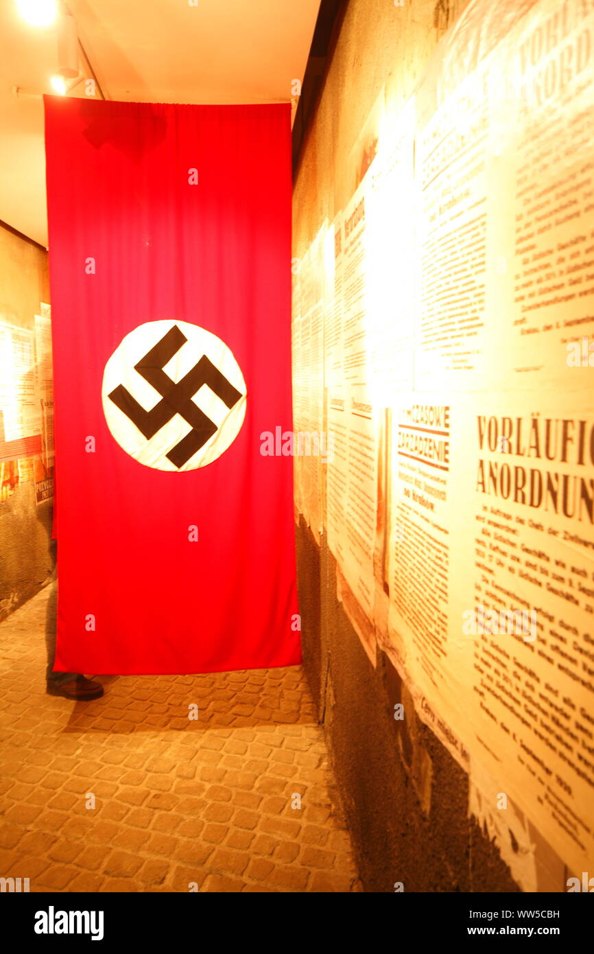 Drapeau Nazi, usine d'émail d'Oskar Schindler, musée historique de la ville de Cracovie, Cracovie, Pologne petite, la Pologne, l'Europe Banque D'Images