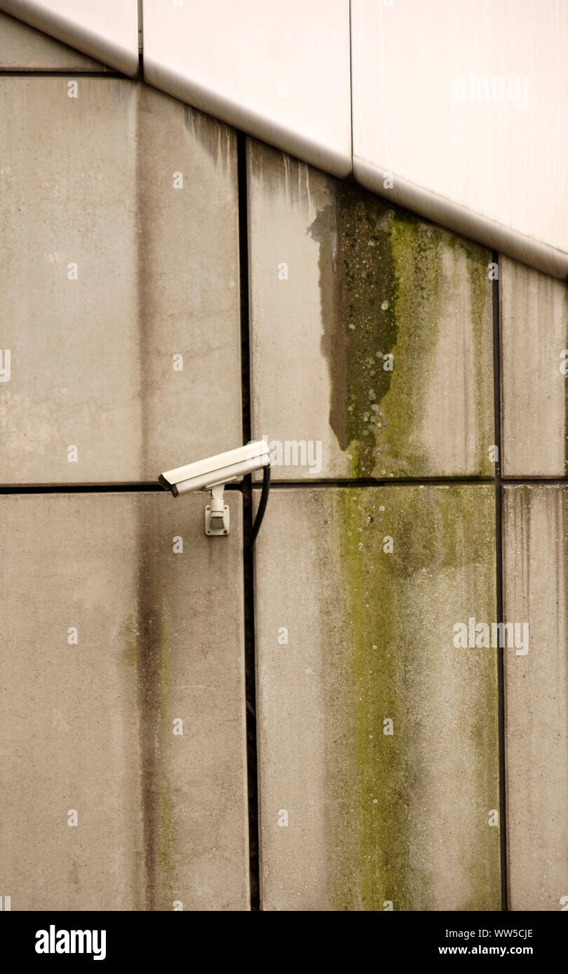 Une caméra de surveillance sur une façade en béton avec des algues, Banque D'Images