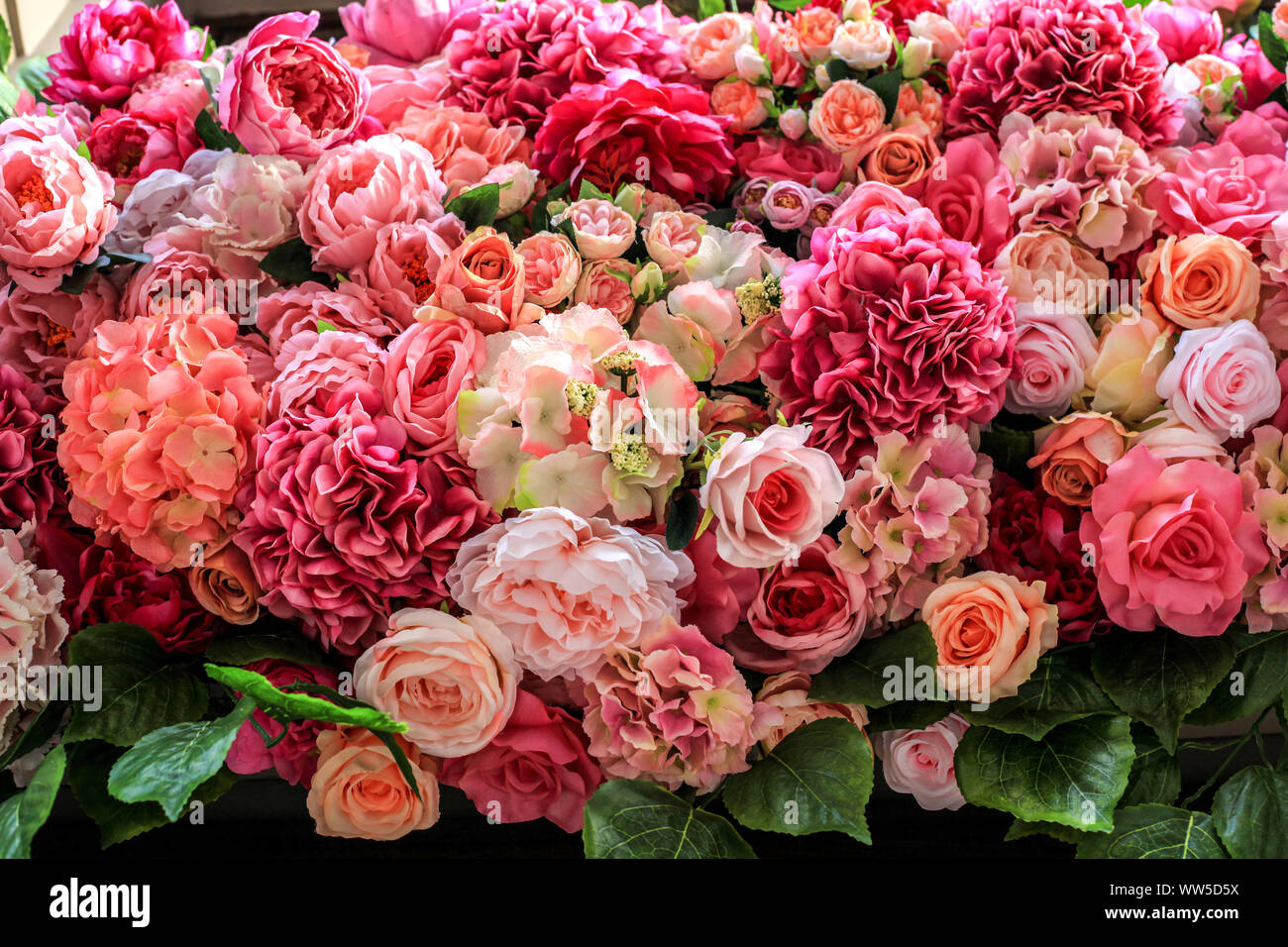 Différentes fleurs colorées artificiellement l'arrière-plan. Plan des roses avec des feuilles vertes, belle texture floral multicolore Banque D'Images