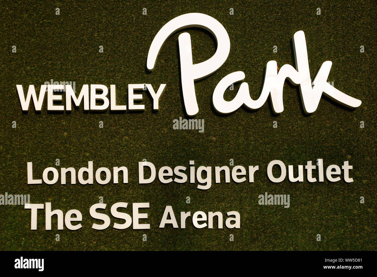 Signe de l'ESS à Wembley Park arena et un Outlet Center sur un matériau polaire à Londres, Banque D'Images