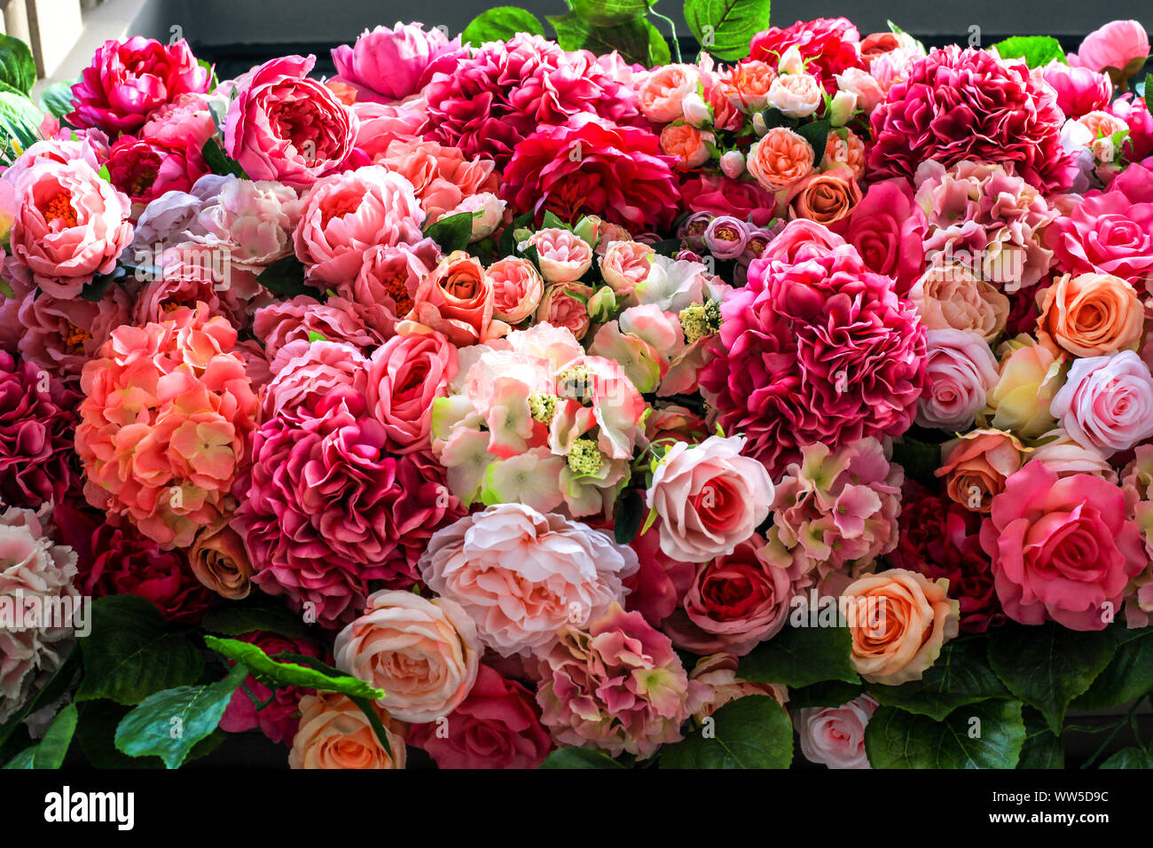 Différentes fleurs colorées artificiellement l'arrière-plan. Plan des roses avec des feuilles vertes, belle texture floral multicolore Banque D'Images