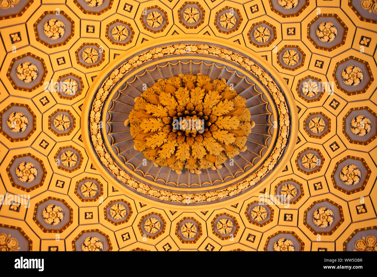 Panneau en bois noble d'un plafond avec des motifs de différentes couleurs et dimensions dans la chapelle de la Royal Naval College à Greenwich, Londres Banque D'Images