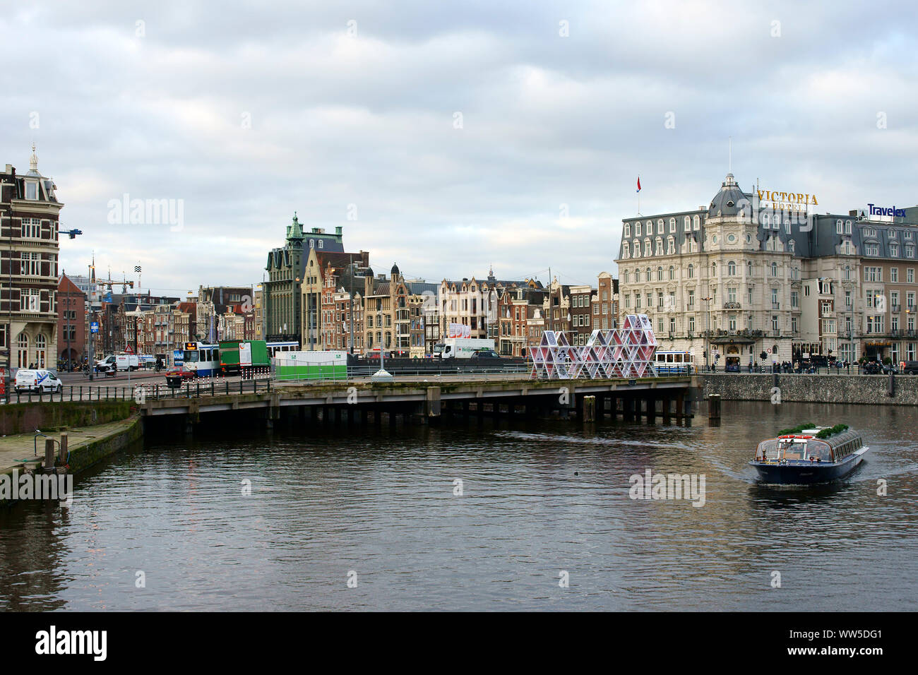 Le parvis de la gare ferroviaire d'Amsterdam avec vue à l'hôtel de Victoria et de l'infrastructure de la ville d'Amsterdam, Banque D'Images