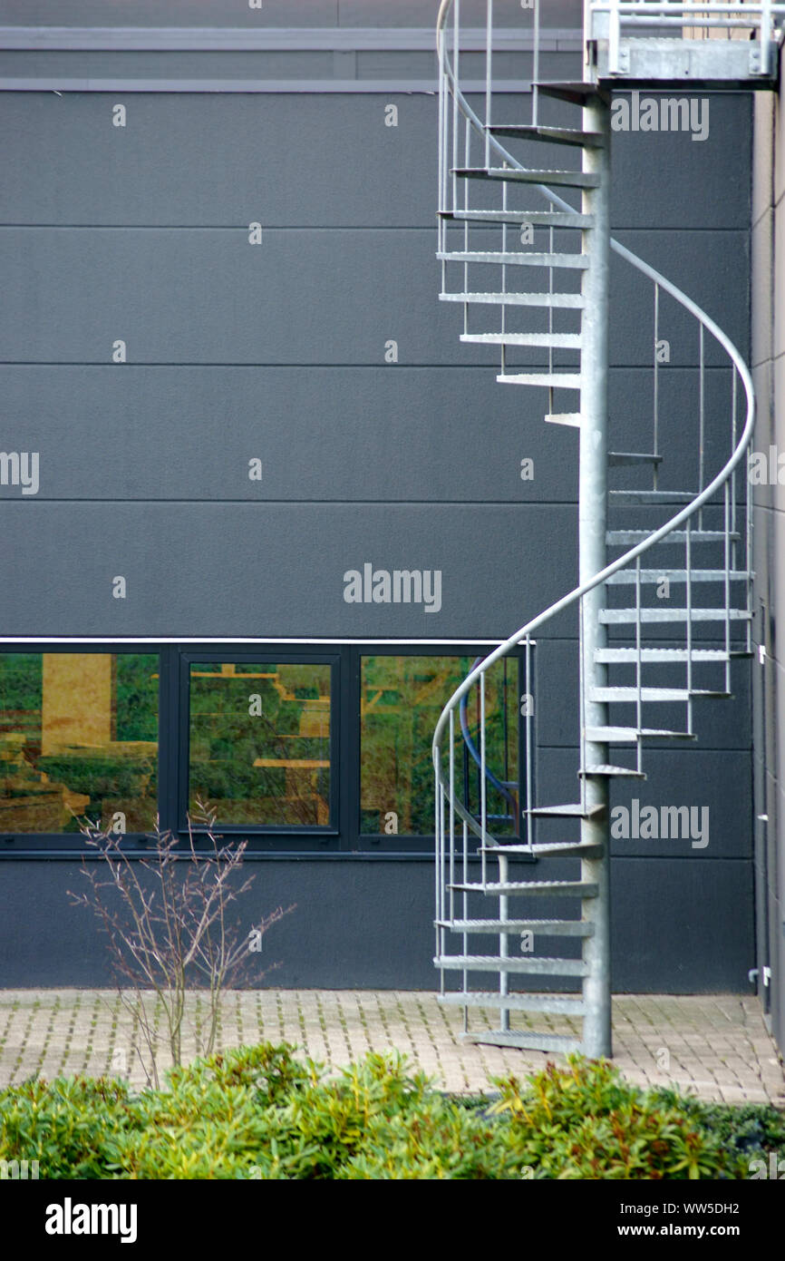 Un escalier en spirale, escalier de secours, à la façade latérale d'un bâtiment, Banque D'Images