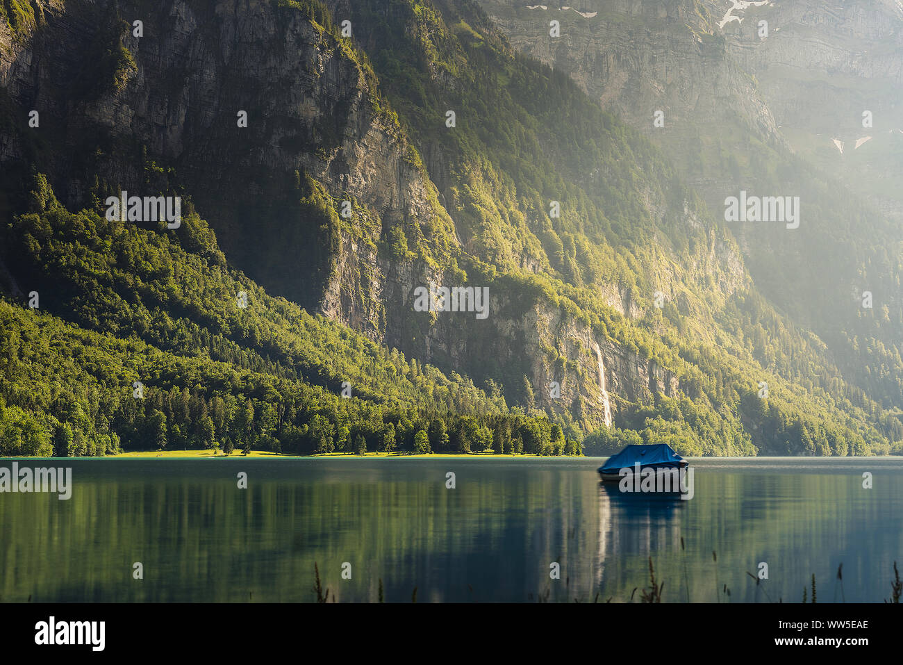 L'Aviron bateau ancré dans Klontalersee, Glaris, Suisse Banque D'Images