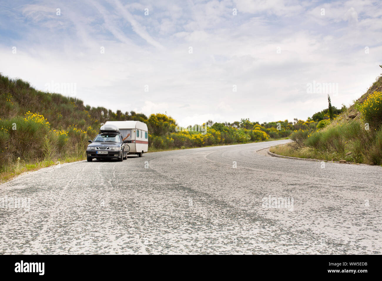 Caravane avec Saab roulant sur stony street in remote area Banque D'Images