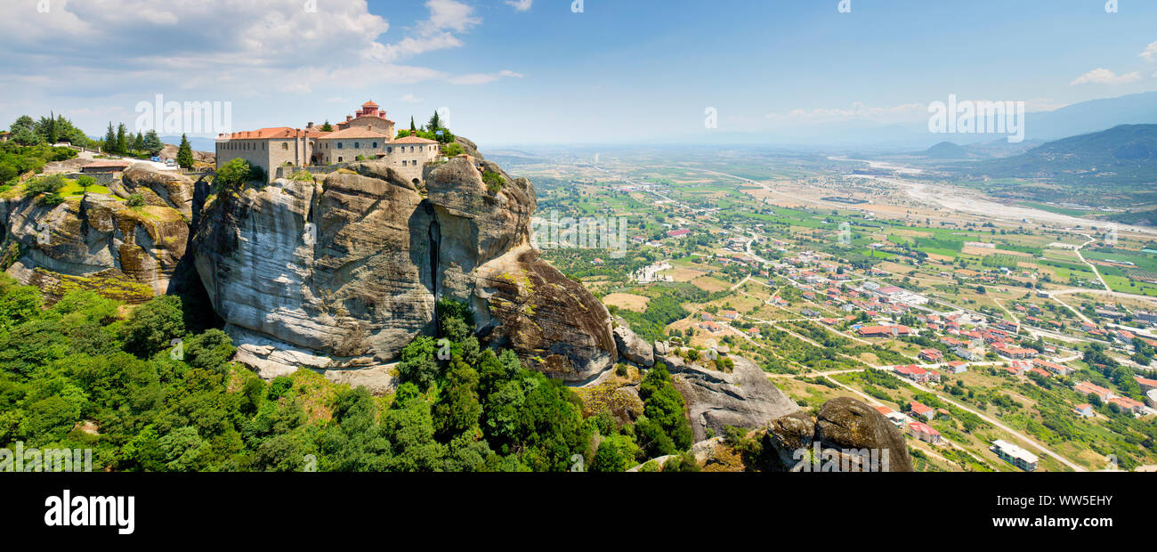 Photo panoramique du paysage rocheux autour de Meteora Banque D'Images