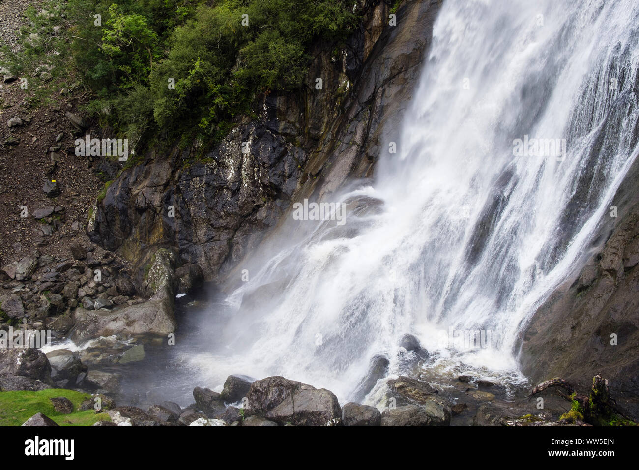 L'eau qui coule en cascade Falls Aber Rhaeadr Fawr après de fortes pluies dans Coedydd Aber Réserve naturelle nationale de Snowdonia. Abergwyngregyn Wales UK Banque D'Images