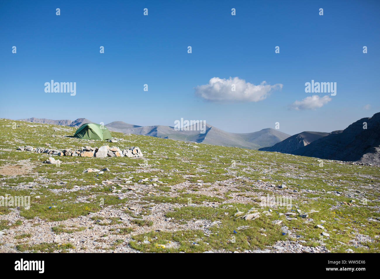Tente verte sur une prairie sur un plateau dans les montagnes Banque D'Images