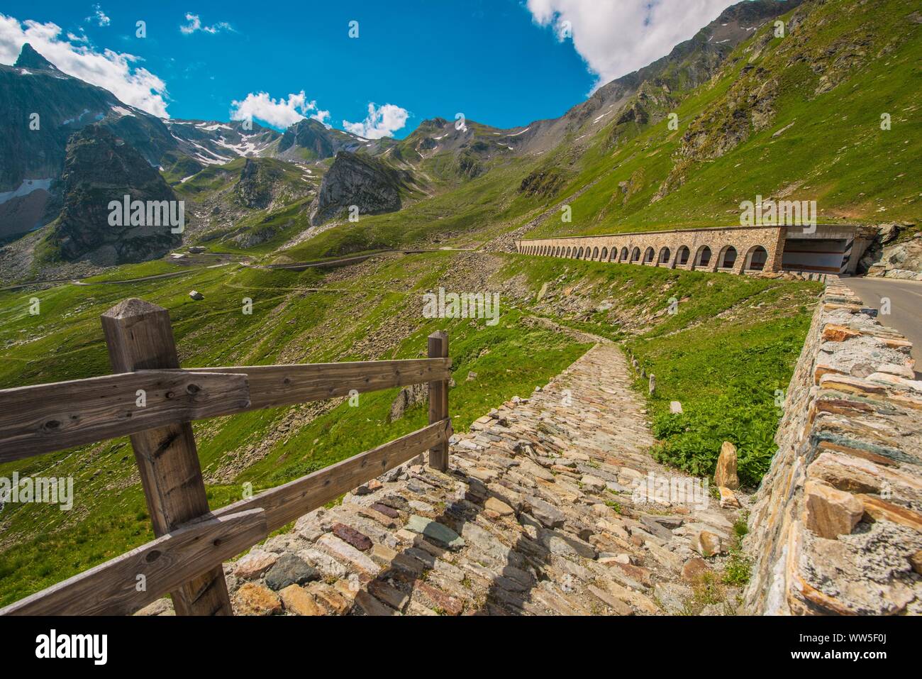 L'Italien St Bernard route du col. L'été pittoresque paysage alpin. Banque D'Images